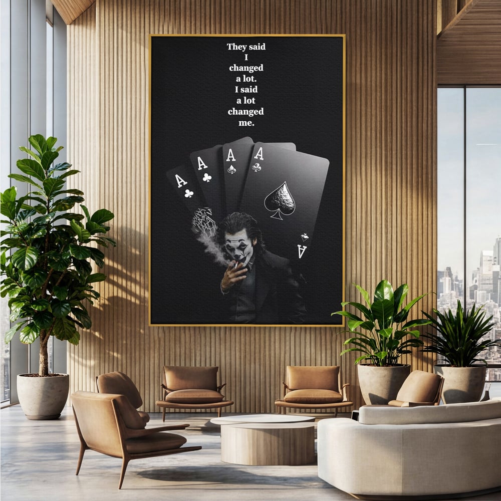 Tablou canvas cu tablou motivational cu joker si carti de joc, in rama de aluminiu auriu, pe perete intr-un birou